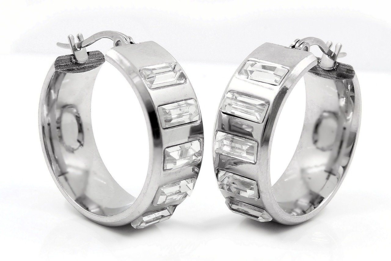 découvrez notre collection de boucles d'oreilles, alliant style et élégance. que vous recherchiez des créoles, des pendants ou des studs, trouvez la paire parfaite qui mettra en valeur votre personnalité et votre look.