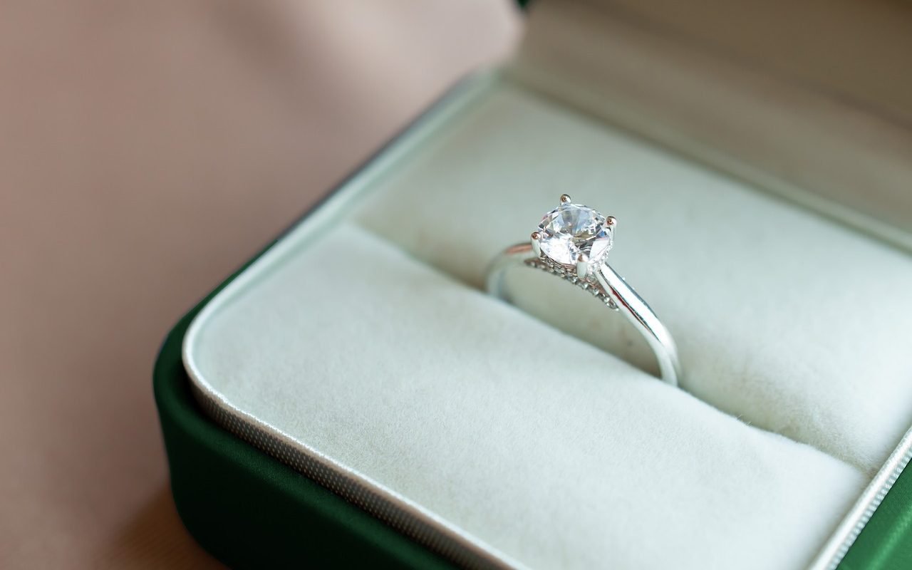 découvrez les marques de bijoux de luxe qui allient savoir-faire exceptionnel et designs élégants. explorez des collections raffinées et faites briller votre style avec des créations uniques et intemporelles.