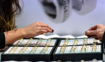 découvrez notre sélection de bijoux en or, parfaits pour offrir un cadeau élégant et intemporel à vos proches.