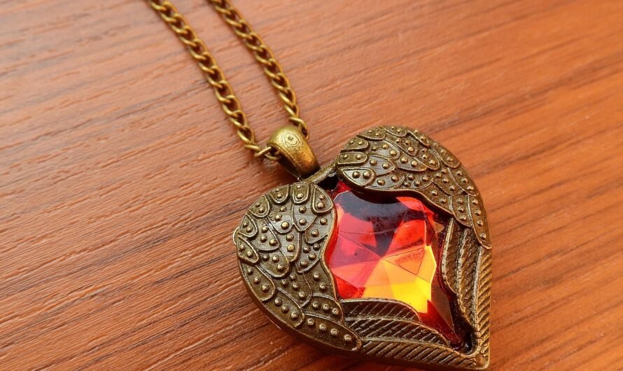 Les colliers en or avec pierres précieuses : tendance et prestige