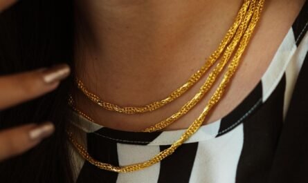 découvrez notre collection élégante de colliers en or, parfaits pour ajouter une touche de luxe et de raffinement à votre style.