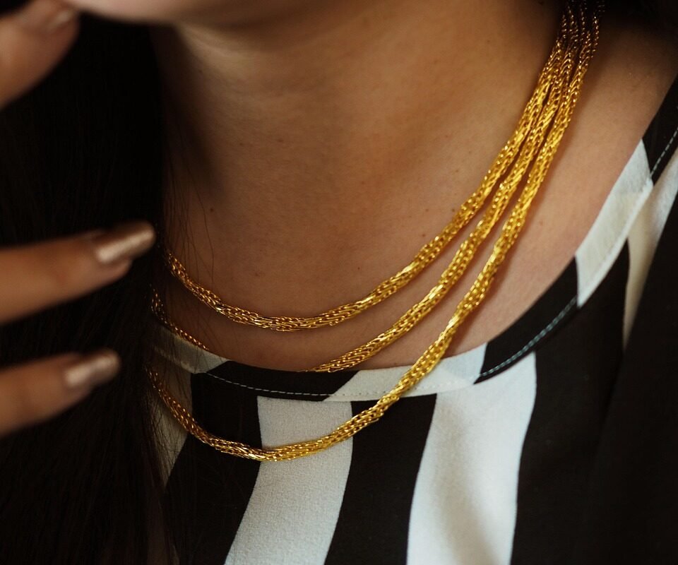 découvrez notre collection élégante de colliers en or, parfaits pour ajouter une touche de luxe et de raffinement à votre style.