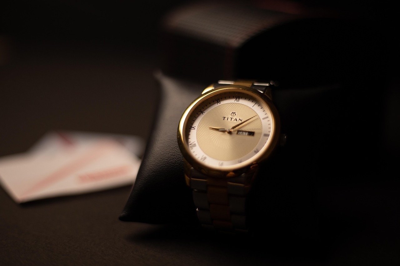 découvrez les tendances actuelles des bijoux pour hommes et comment les porter avec style pour affirmer votre personnalité.