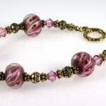 modernisez votre bracelet vintage en or avec un design élégant alliant tradition et style contemporain pour un look unique et sophistiqué.